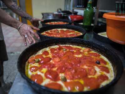 Alcune le condisce con i classici pomodori...